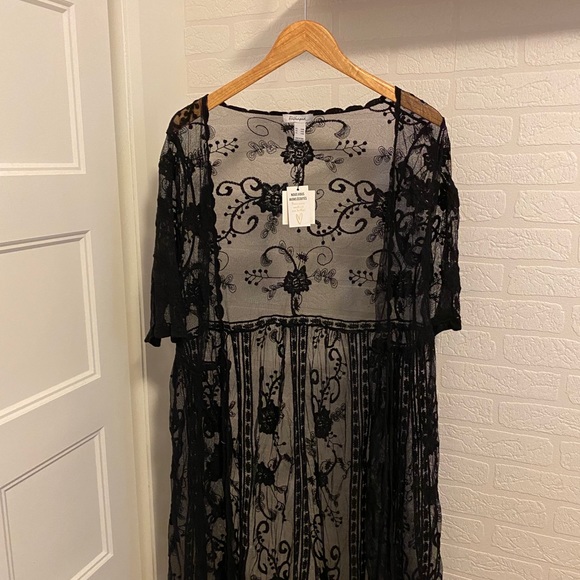 Black Lace Overwhere - Picture 2 of 3